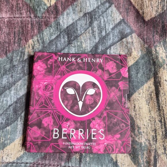 🍇 Hank & Henry – Berries Eyeshadow Palette 💄 - Picture 3 of 4